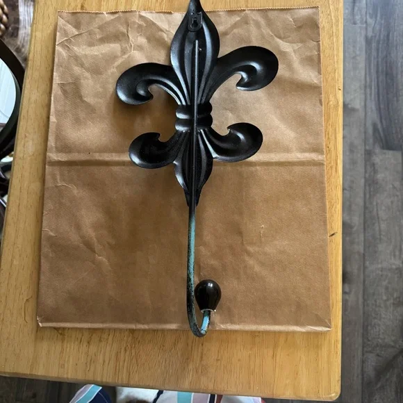 Vintage-Inspired Fleur-de-Lis Wall Hook - Black and Green - Picture 2 of 4